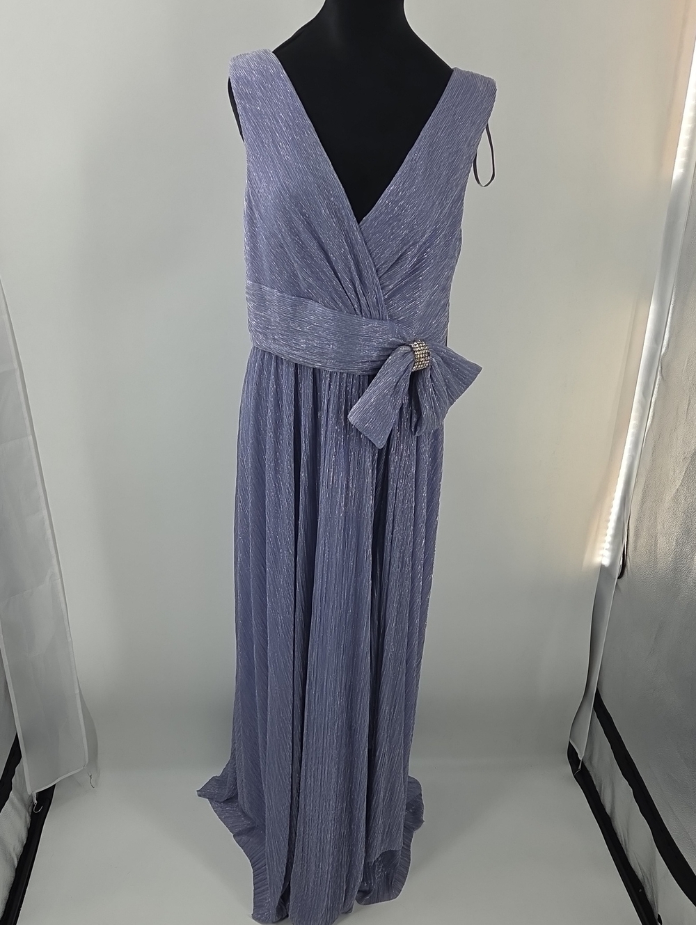 Sleeveless V-Neck Lavender Pleated Maxi Dress with Waist Bow - Picture 15 of 16